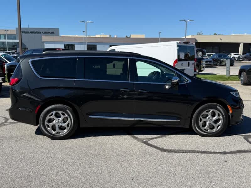 2023 Chrysler Pacifica Limited AWD