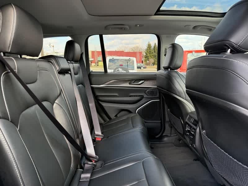 2023 Jeep Grand Cherokee Base