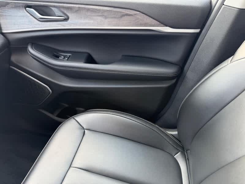 2023 Jeep Grand Cherokee Base