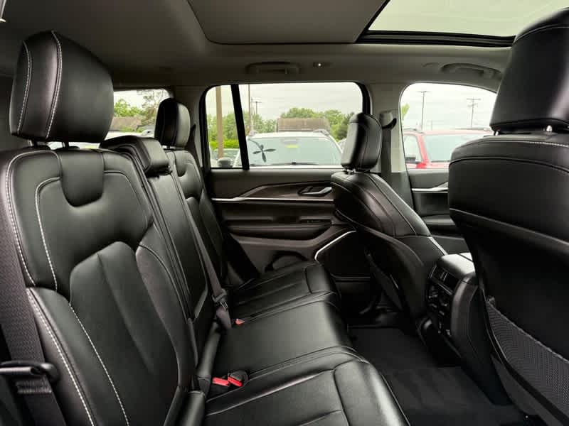 2023 Jeep Grand Cherokee Base