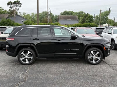 2023 Jeep Grand Cherokee Base
