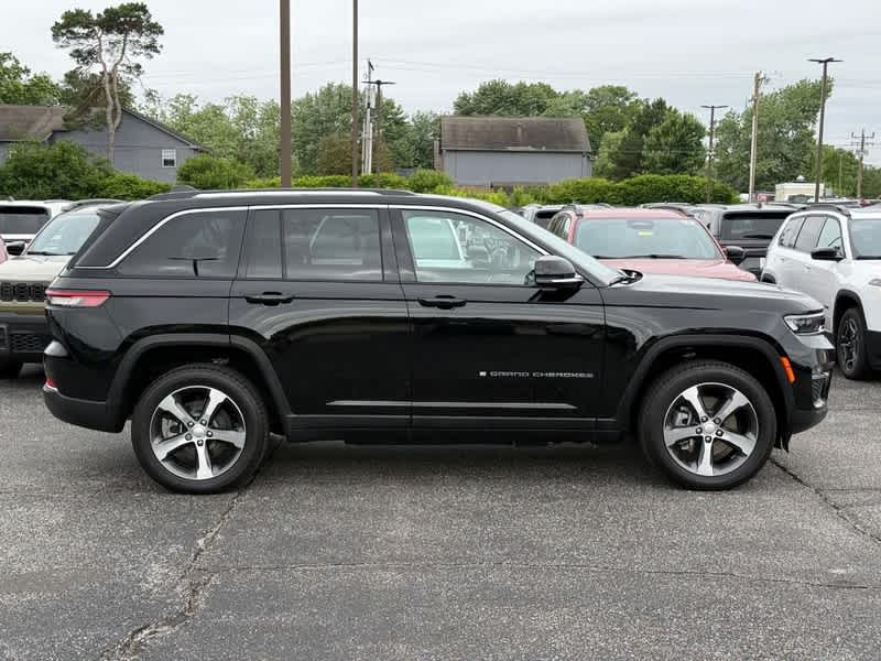 2023 Jeep Grand Cherokee Base