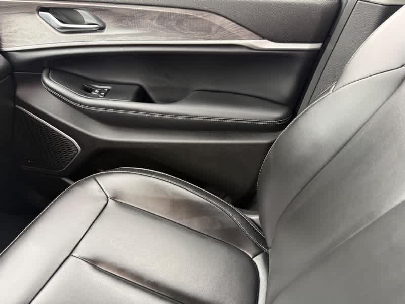 2023 Jeep Grand Cherokee Base