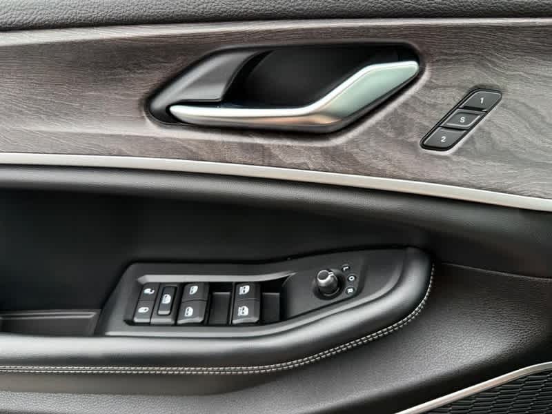 2023 Jeep Grand Cherokee Base