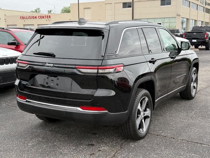 2023 Jeep Grand Cherokee Base