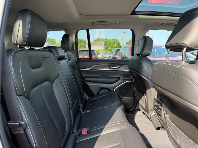 2023 Jeep Grand Cherokee Base