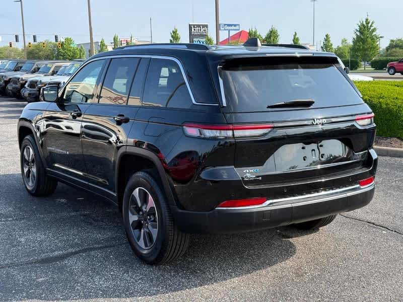 2023 Jeep Grand Cherokee Base