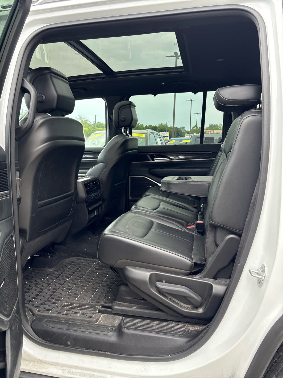 2023 Jeep Wagoneer Base