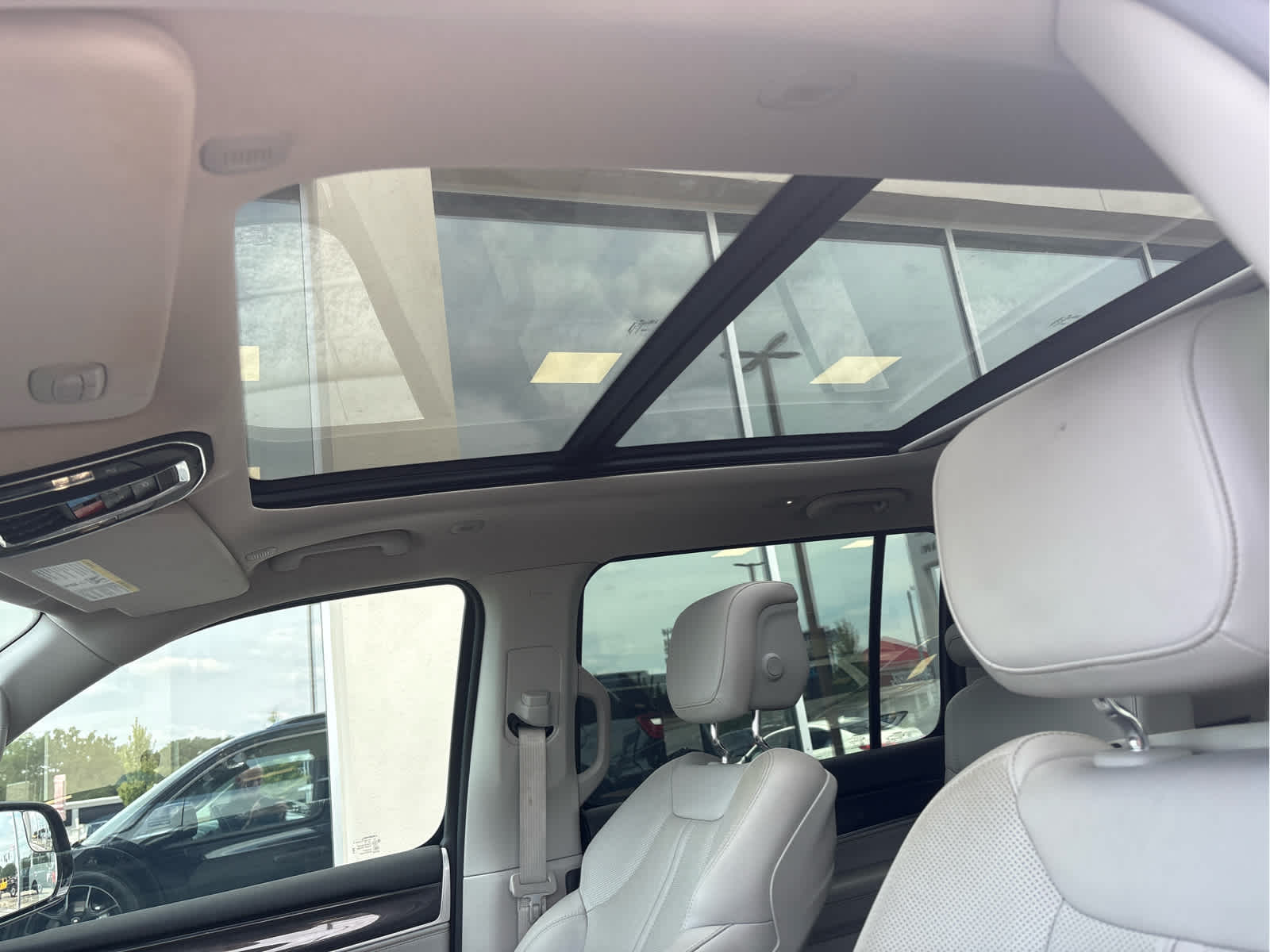 2023 Jeep Wagoneer Base