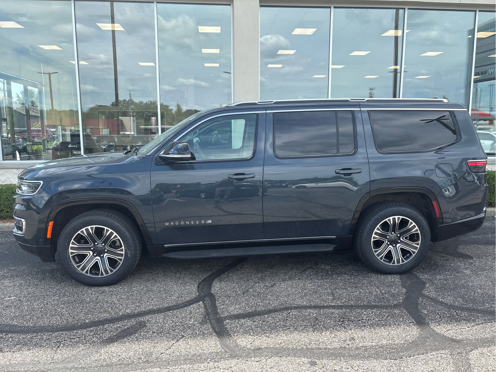 2023 Jeep Wagoneer Base