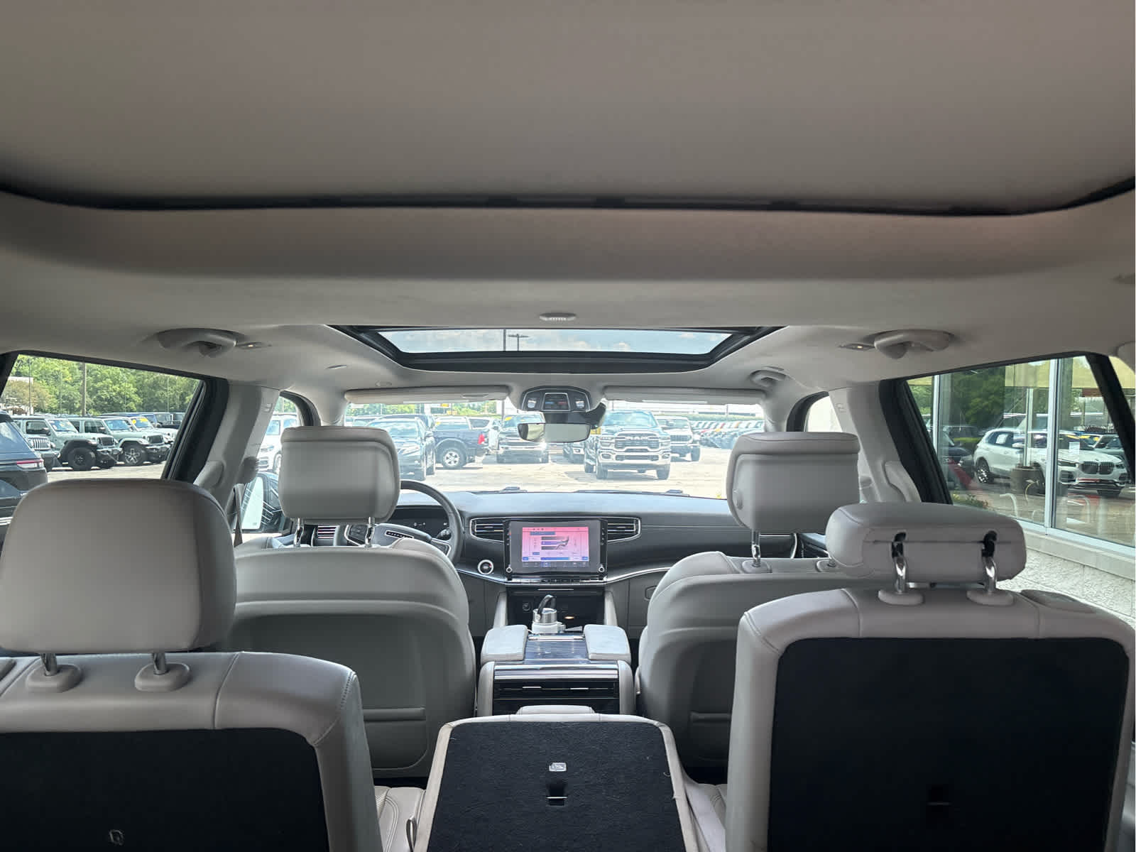 2023 Jeep Wagoneer Base