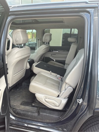 2023 Jeep Wagoneer Base