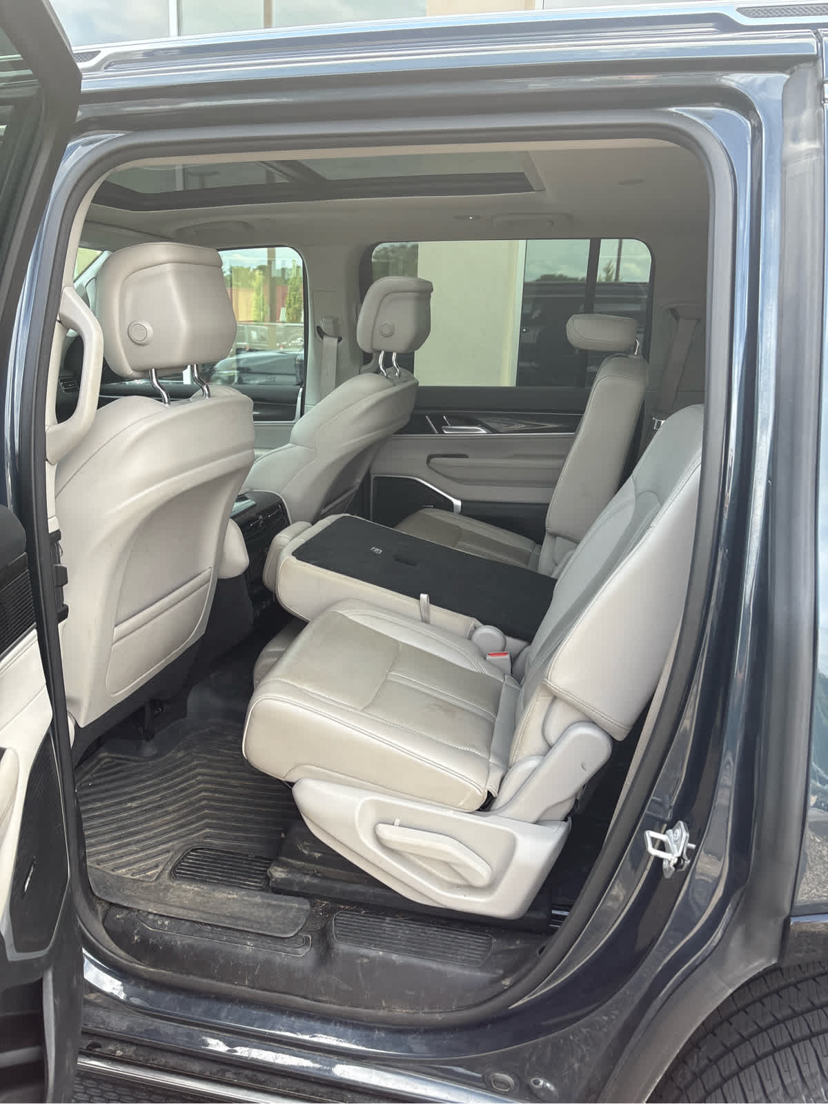 2023 Jeep Wagoneer Base