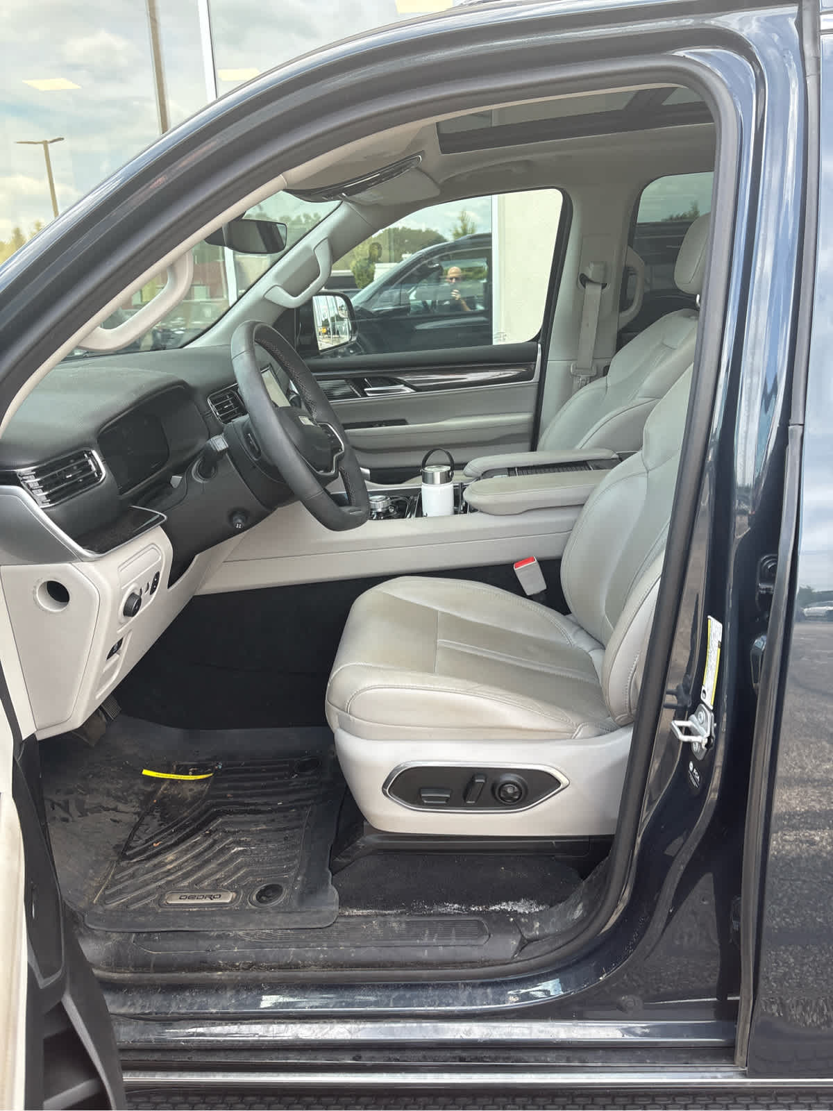 2023 Jeep Wagoneer Base