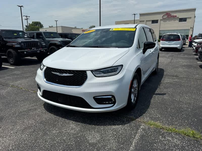 2025 Chrysler Pacifica Select