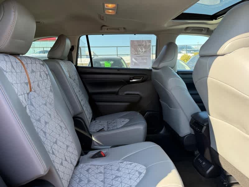 2023 Toyota Highlander Hybrid Bronze Edition AWD