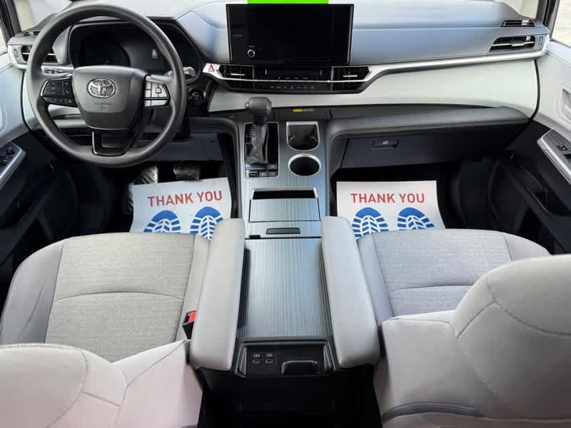2025 Toyota Sienna LE FWD 8-Passenger