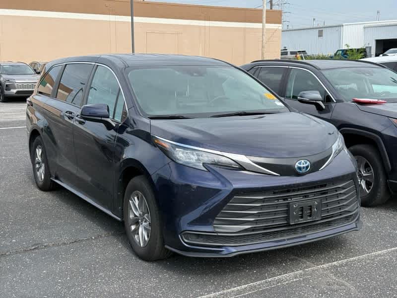 2025 Toyota Sienna LE FWD 8-Passenger