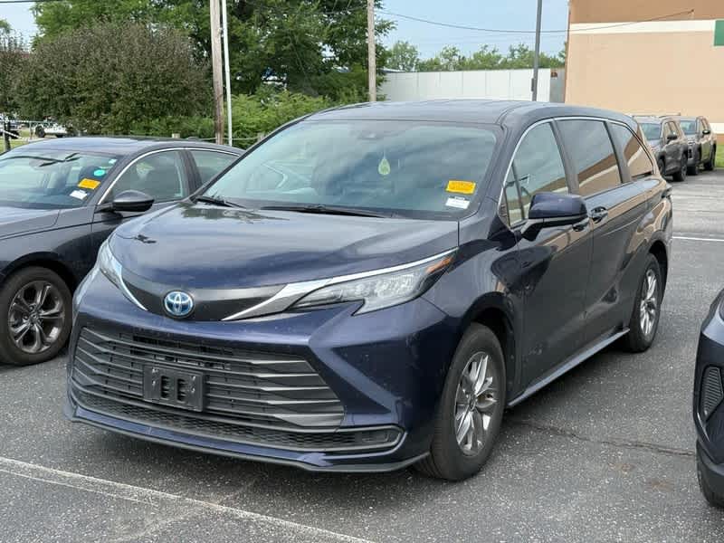 2025 Toyota Sienna LE FWD 8-Passenger