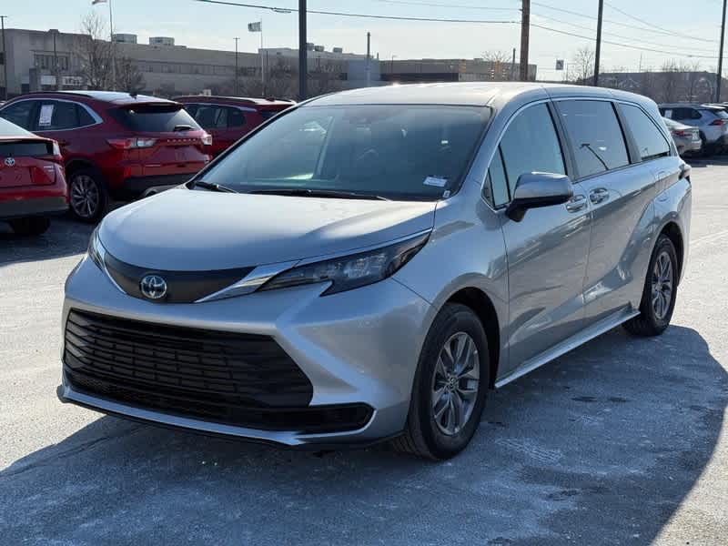 2025 Toyota Sienna LE FWD 8-Passenger