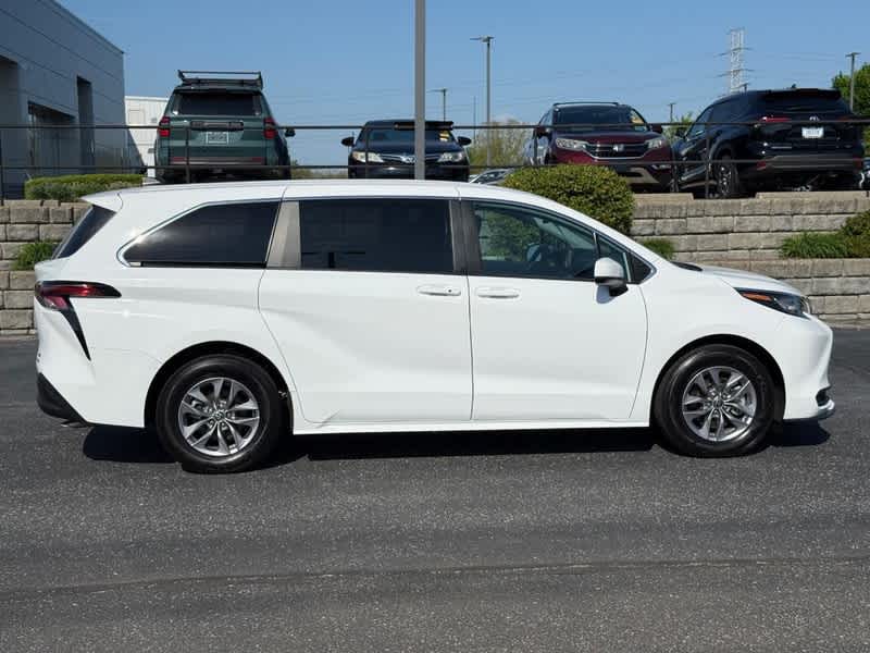 2023 Toyota Sienna LE FWD 8-Passenger