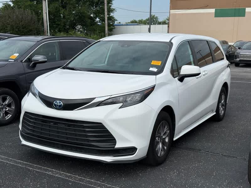 2025 Toyota Sienna LE FWD 8-Passenger