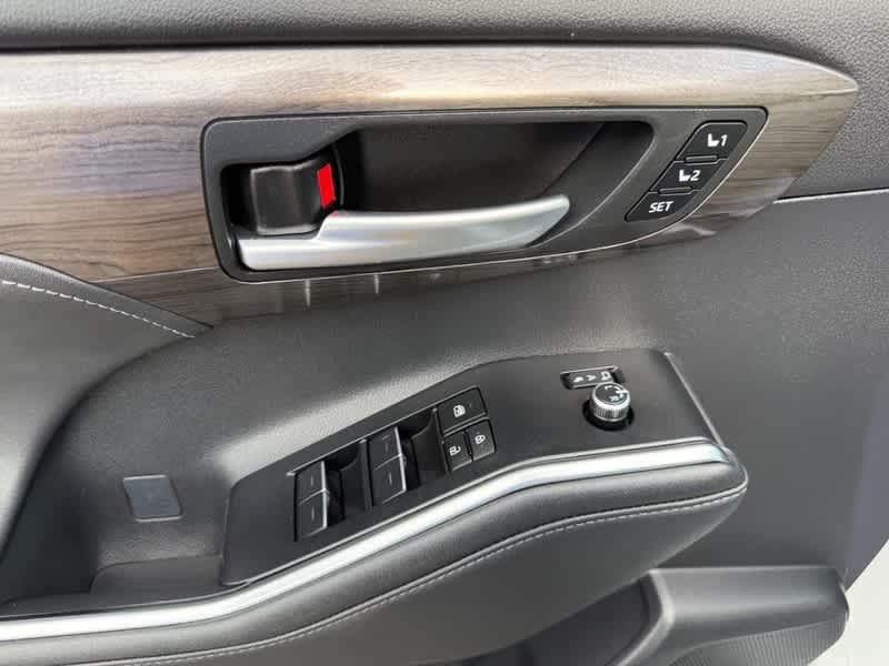 2023 Toyota Highlander Hybrid Limited AWD