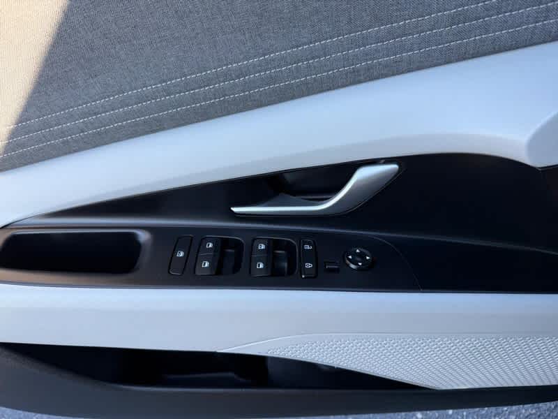 2024 Hyundai Elantra Limited IVT